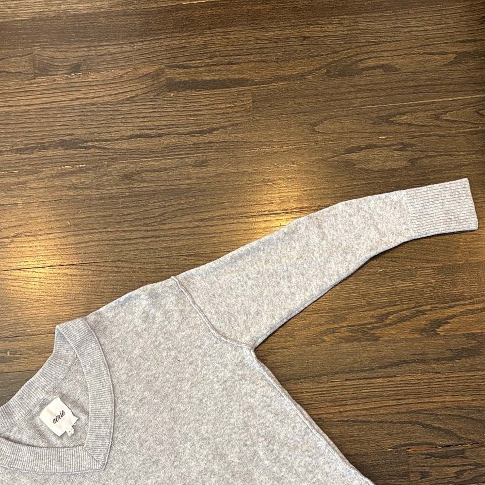 Aerie Light Gray V-Neck Knit Sweater (size XS) - Picture 4 of 12